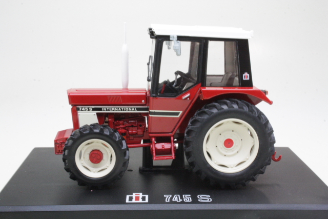 International 745S 1980, punainen