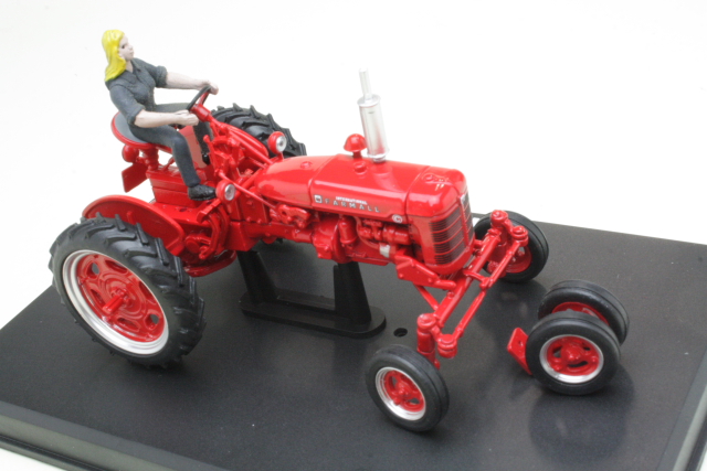 Farmall C 1955, punainen - Sulje napsauttamalla kuva