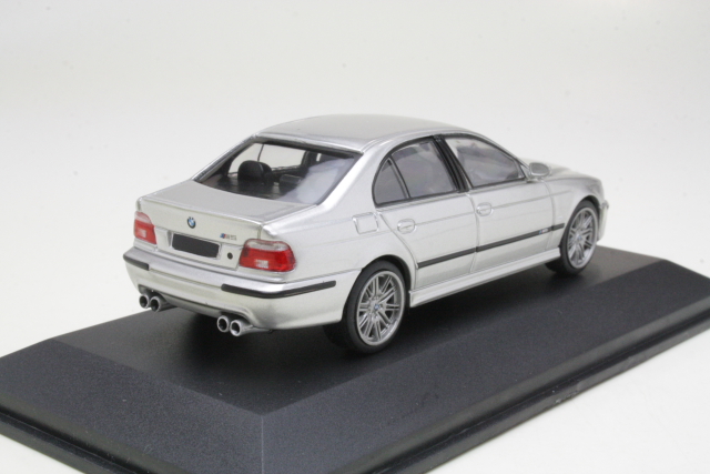 BMW M5 (e39) 2002, silver