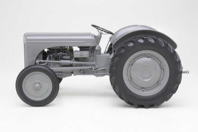 Ferguson TEA-20 "The little gray" 1947, harmaa 1:16