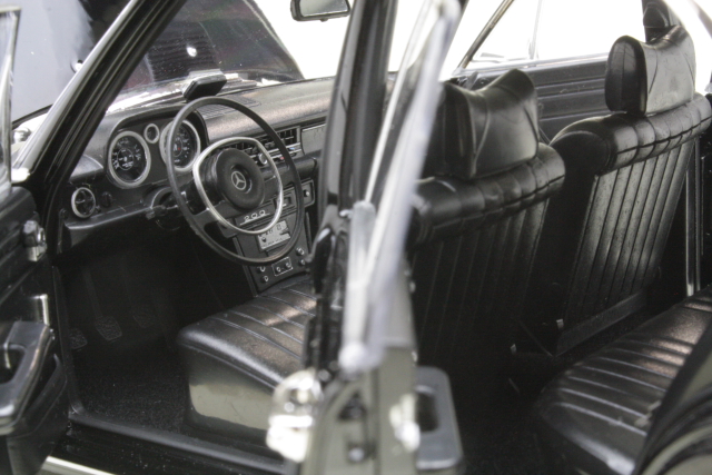 Mercedes 200 Sedan (w115) 1968, musta "Taxi"