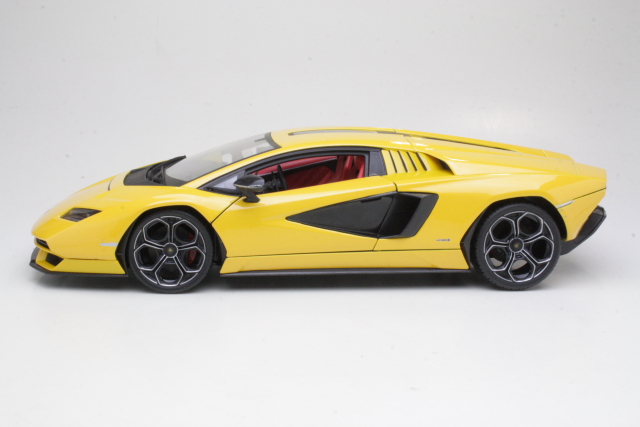 Lamborghini Countach LP800-4 2021, yellow