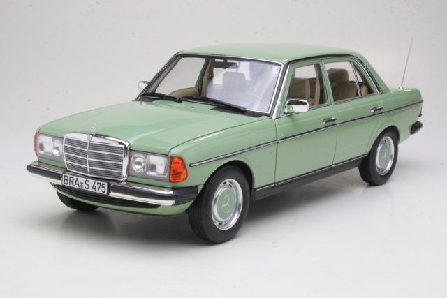 Mercedes 200 (w123) 1982, green