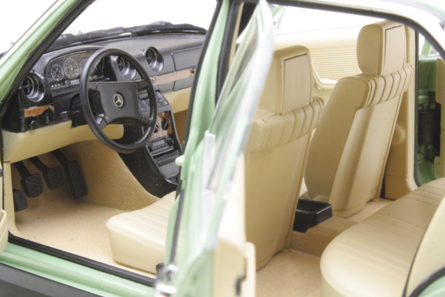 Mercedes 200 (w123) 1982, green