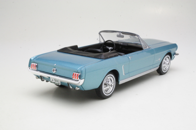 Ford Mustang Convertible 1965, vaaleansininen
