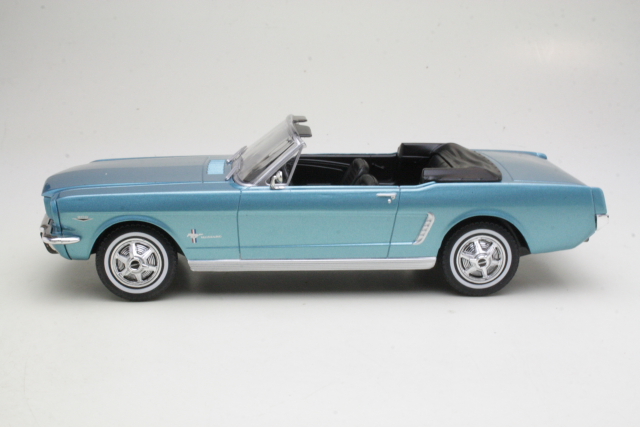 Ford Mustang Convertible 1965, vaaleansininen