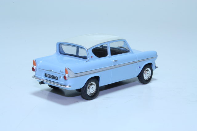 Ford Anglia 105E 1966, vaaleansininen