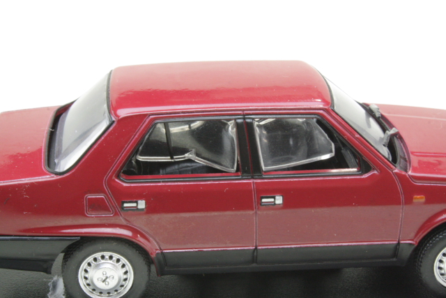 Fiat Regata 1985, tummanpunainen (B-LAATU) - Sulje napsauttamalla kuva