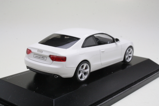 Audi A5 "Concept White" - Sulje napsauttamalla kuva