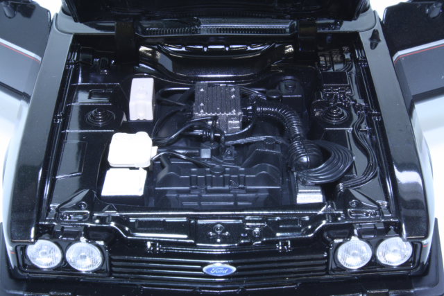 Ford Capri Mk3 2.8 Injection 1983, musta/hopea