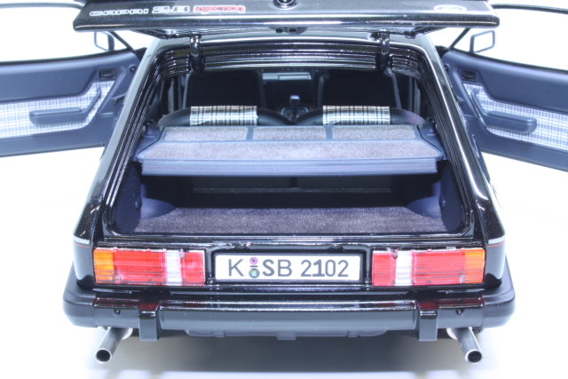 Ford Capri Mk3 2.8 Injection 1983, musta/hopea - Sulje napsauttamalla kuva