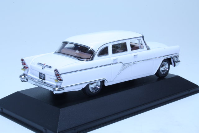 GAZ 13 Tschaika 1965, white