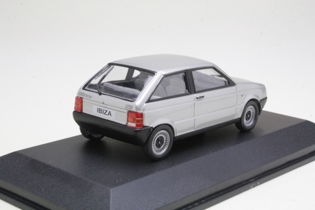 Seat Ibiza 1984, hopea - Sulje napsauttamalla kuva