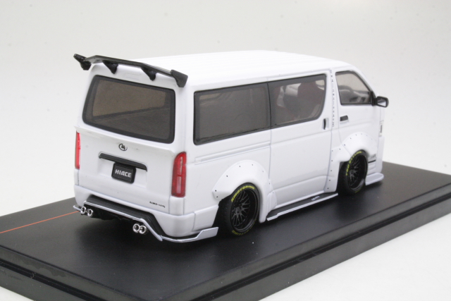 Toyota Hiace Widebody 2018, valkoinen