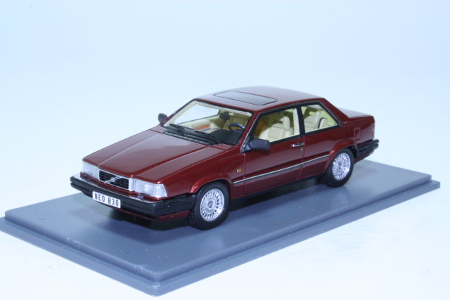 Volvo 780 Bertone 1988, tummanpunainen