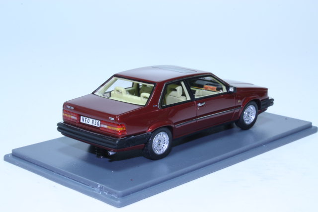 Volvo 780 Bertone 1988, tummanpunainen