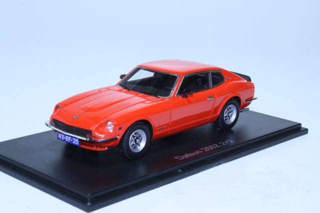 Datsun 260Z 2+2 1975, punainen - Sulje napsauttamalla kuva