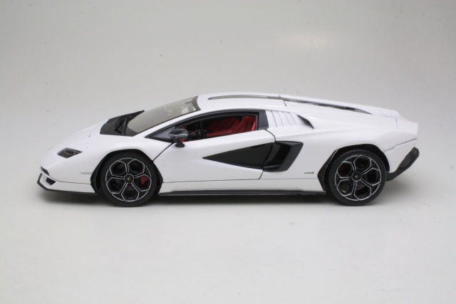 Lamborghini Countach LP800-4 2021, white