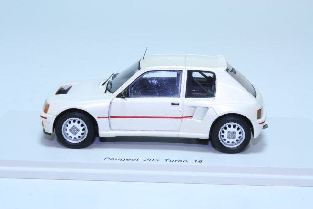 Peugeot 205 T16 "Road Version" 1984, valkoinen - Sulje napsauttamalla kuva