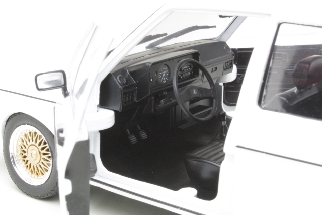VW Golf 1 L 1983 "Custom", valkoinen