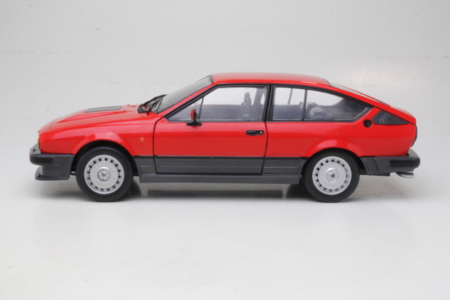 Alfa Romeo GTV6 1984, punainen - Sulje napsauttamalla kuva