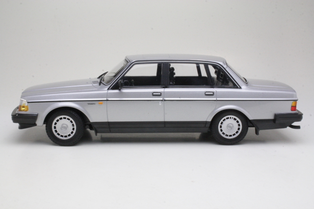 Volvo 240GL 1986, silver