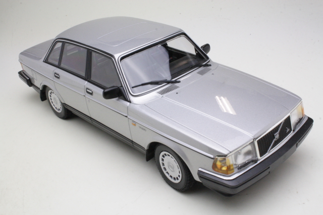 Volvo 240GL 1986, silver