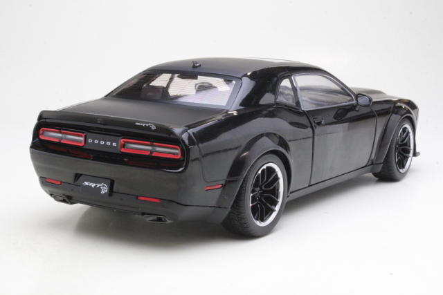 Dodge Challenger SRT Hellcat, musta