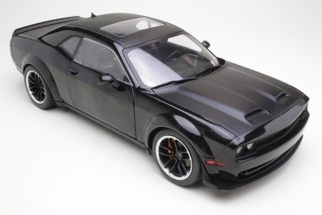 Dodge Challenger SRT Hellcat, musta