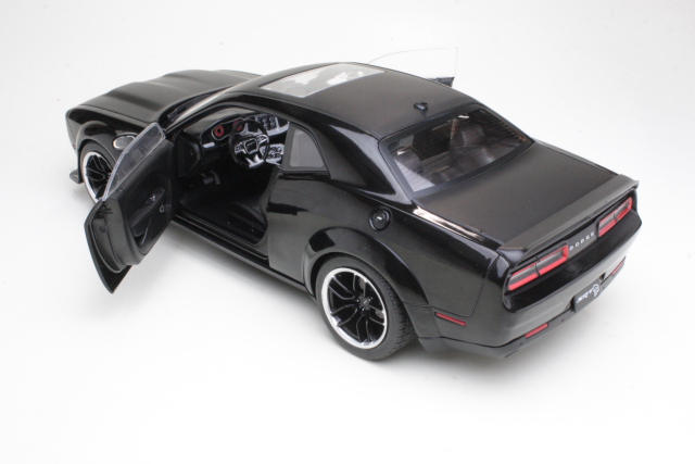 Dodge Challenger SRT Hellcat, musta