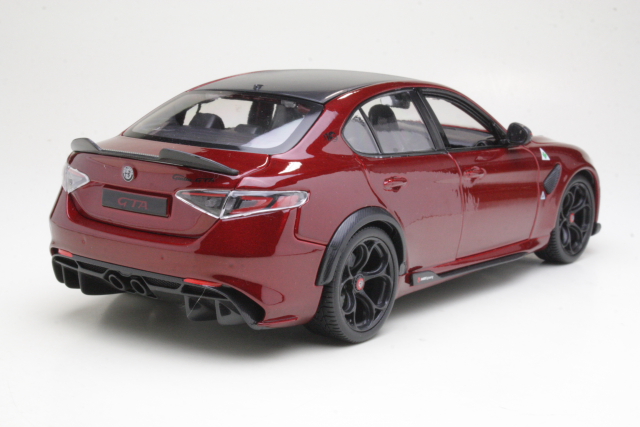 Alfa Romeo Giulia GTA 2020, tummanpunainen