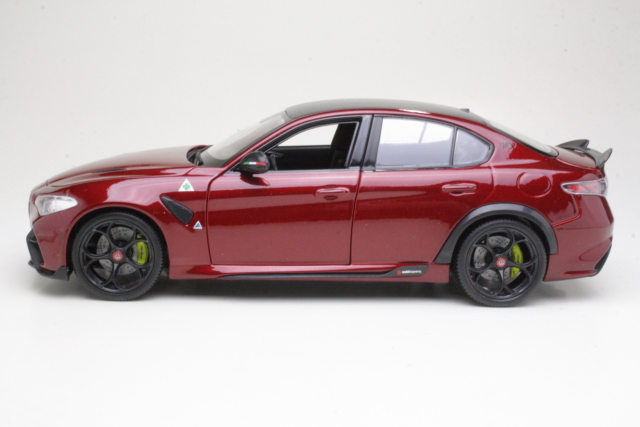 Alfa Romeo Giulia GTA 2020, tummanpunainen - Sulje napsauttamalla kuva