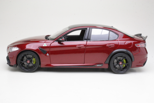 Alfa Romeo Giulia GTA 2020, tummanpunainen