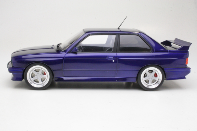 BMW M3 (e30) 1989, tummansininen