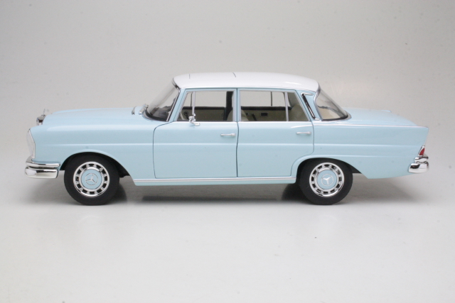 Mercedes 220 S 1965, light blue