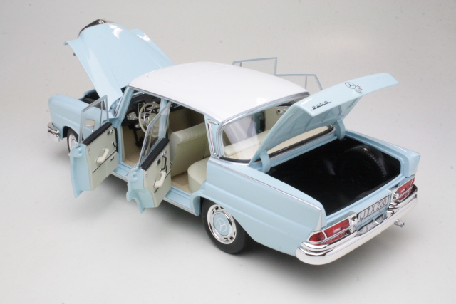 Mercedes 220 S 1965, light blue