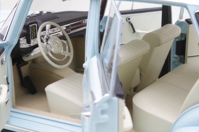 Mercedes 220 S 1965, light blue