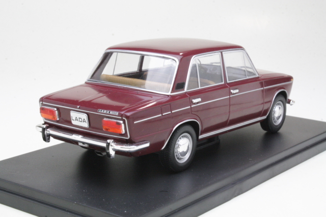 Lada 1500 1977, tummanpunainen