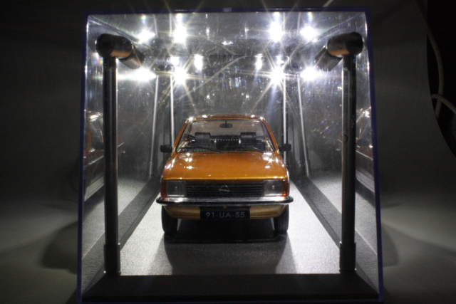 Plastic Showcase 1:18 with LED-lights