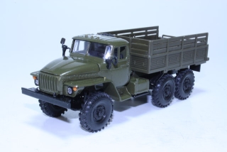 URAL 4320 1983, tummanvihreä