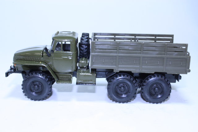 URAL 4320 1983, tummanvihreä