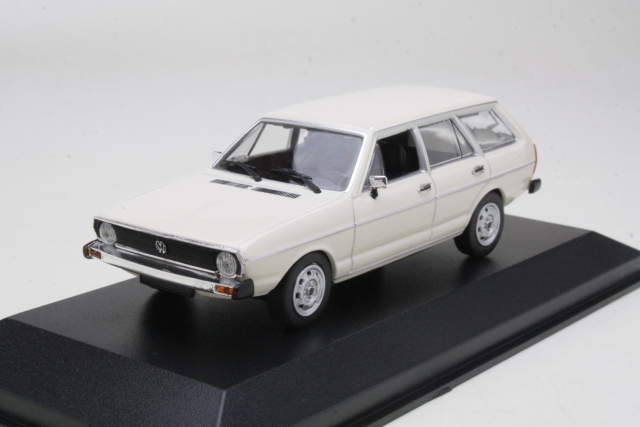 VW Passat Variant 1975, valkoinen