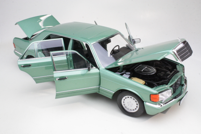 Mercedes 560SEL (w126) 1991, light green