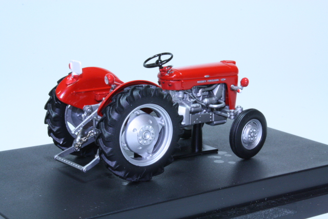Massey Ferguson 825, red 1:32