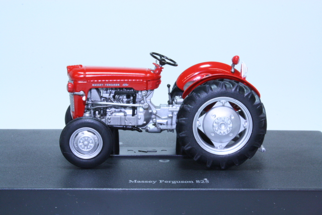 Massey Ferguson 825, red 1:32