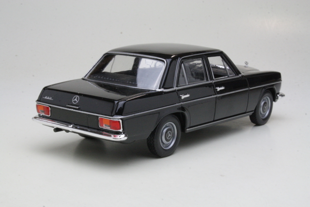 Mercedes 220 (w115) 1968, musta