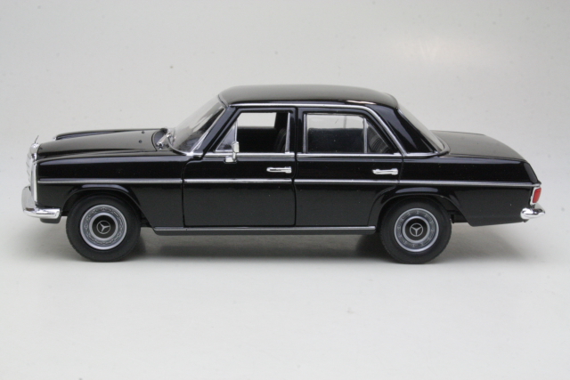 Mercedes 220 (w115) 1968, musta