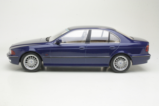 BMW 540i (E39) 1995, tummansininen