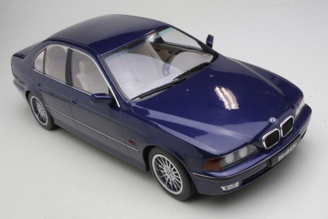 BMW 540i (E39) 1995, tummansininen