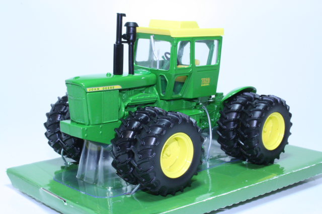 John Deere 7520, green